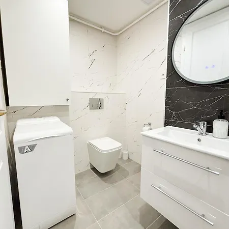 Attic Apartment, Center Of With Private Parking Apartman