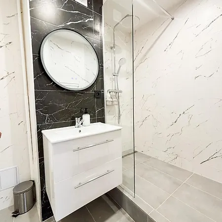 Attic Apartment, Center Of With Private Parking Apartman