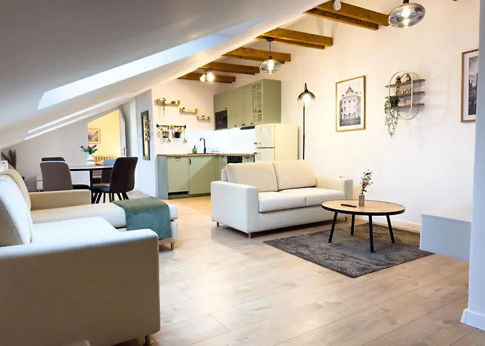 Attic Apartment, Center Of With Private Parking Apartman