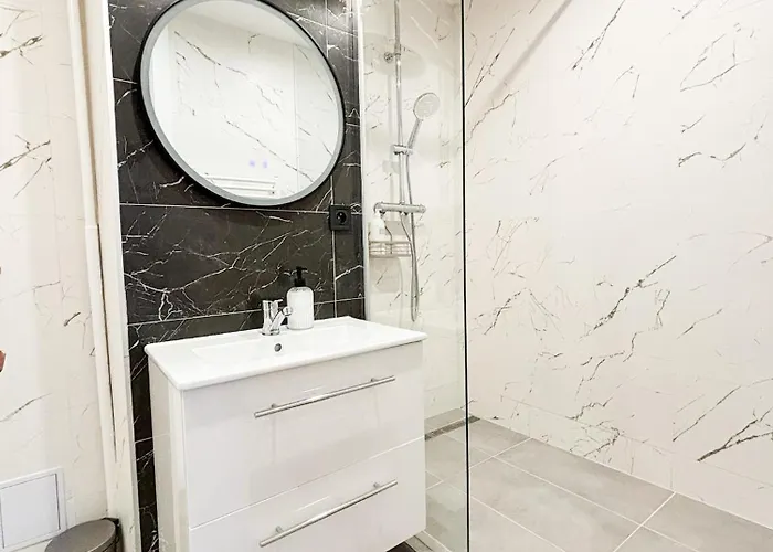 Attic Apartment, Center Of With Private Parking Apartmán