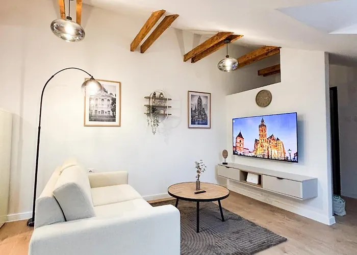 Attic Apartment, Center Of With Private Parking * Kassa